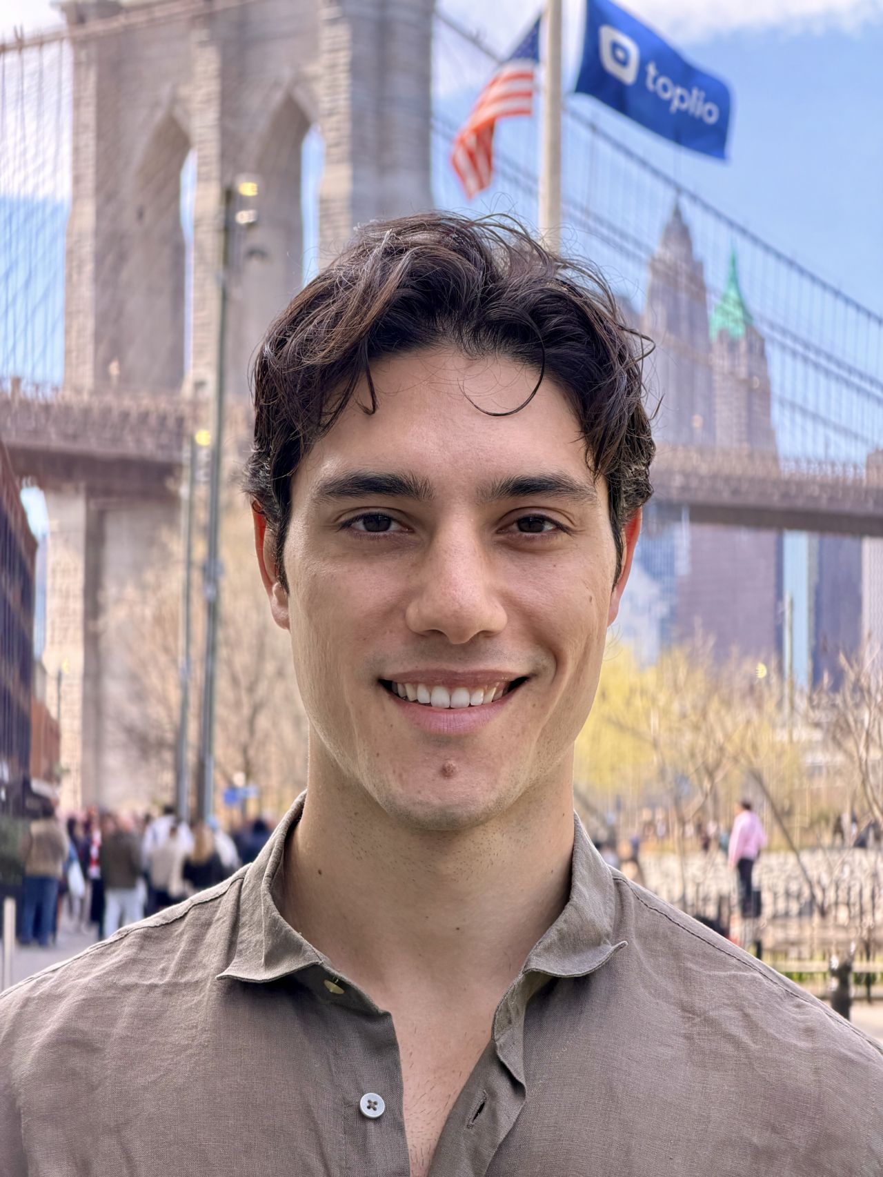 Taplio client message showing 160+ signups in first 24 hours